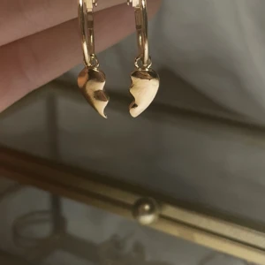 Hjärthalvor örhängen - Oanvända🤍 ⭐️Säljer mycket smycken nu då jag har för mycket och rensar, så bara att skriva vid frågor eller behov av fler bilder🤍✨🌟Paketpris vid köp av flera smycken/plagg.