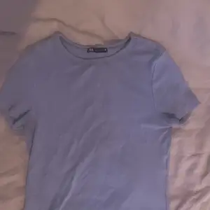 En gullig blå t-shirt från Zara💙 Bra kvalite och lite lite tight typ. 