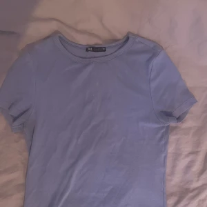 Blå t-shirt💙 - En gullig blå t-shirt från Zara💙 Bra kvalite och lite lite tight typ. 