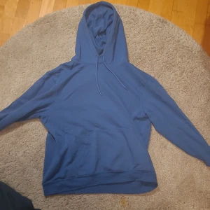 Blå hoodie - Blå hoodie från hm Väldigt bra skick 