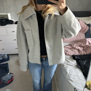 Grå jacka  - Säljer denna gråa jacka från NA-KD, använd ett par gånger 