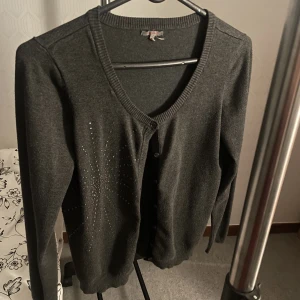 Cardingen - En cardigan med pärlor 