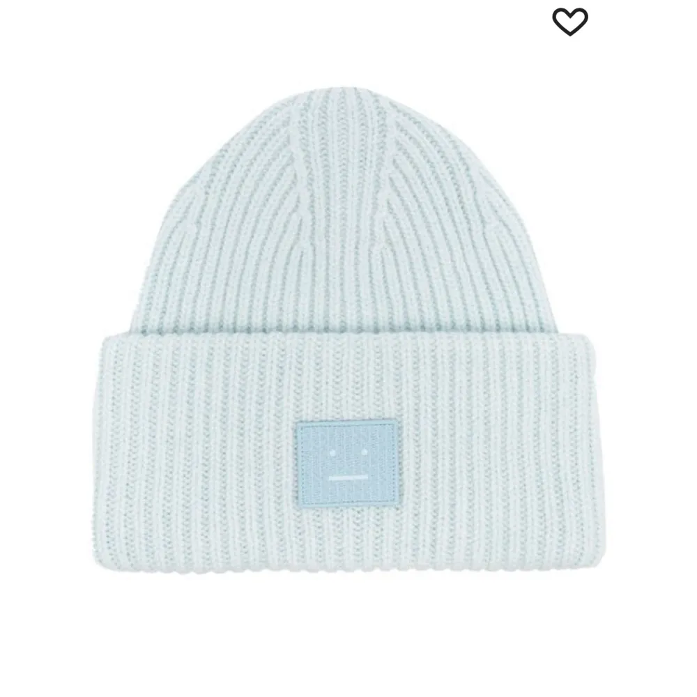 Hej! Jag söker både mössa och halsduk från Acne Studios. Skriv till mig om du har nån eller om du känner någon som vill sälja. Det spelar ingen roll vilken färg det är🫶🤠. Asusteet.