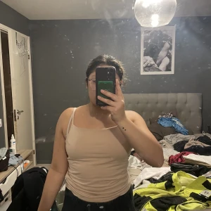 Smutsrosa linne - Smutsrosa linne från Lager 157. Jätteskönt linne man kan ha till vardags men också styla den snyggt och gå ut med. Storlek XS men passar även S. Har dubbel tyg vid bysten så det går att ha den utan bh under.