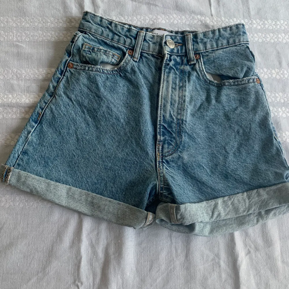 Blå högmidjade shorts från Zara. Går att vika ner (se sista bild). Används inte längre. . Shorts.