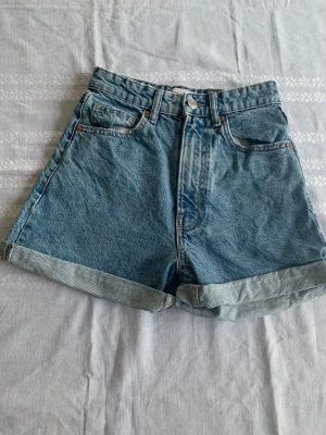 Shorts - Blå högmidjade shorts från Zara. Går att vika ner (se sista bild). Används inte längre. 