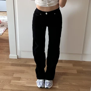 Svarta manchesterbyxor - Jättefina svarta utsvängda manchesterbyxor från Monki i storlek 32/XS, älskar dessa men tyvärr är de för små för mig. De är använda men i fint skick. De är i bra längd på mig som är 158cm. Hör av dig om du undrar något!☺️🤍✨