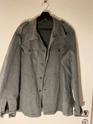 Vintage jacka - Strl: 50  Använt skick, köptes begagnad, lite småfläckar. 