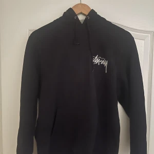 Stussy hoodie - Säljer min Stussy hoodie som inte kommer till användning. Köpt på Caliroots för ca 4 år sedan. Bra skick, inga defekter. Passar S/M Hör av dig vid frågor🙌