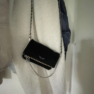 Zadig & Voltaire väska - Säljer min Zadig väska, lägger ut igen pga oseriös köpare. Den är såklart äkta men dustbagen är borta då jag köpte den för ca 1 år sen. Denna design säljs inte längre därav är den unik. Nypris ca 2300 Skriv vid frågor!💗