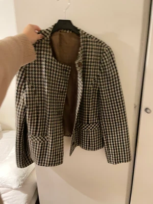 Rutiga kappa - Supersnygg höst kappa i älta ull, super kvalite och bra skick, verkligen vintage då jag ärvt den av en släkting men superbra skick och så trendigt och fin🤍