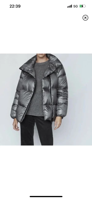 Massimo Dutti jacka - Säljer denna så fina och trendiga jacka från Massimo Dutti💓💓 den är nästintill oanvänd och i superbra skick🩷 