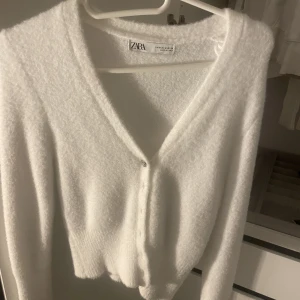 Vit zara tröja - Säljer denna gulliga tröjan från zara som är oanvänd i storlek M💕 Jag skulle säga att den passar s också eftersom det är storleken jag brukar bära.  Kan gl ner i pris vid snabb affär, hör gärna av er vid frågor ❤️