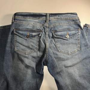 Low waist flared jeans från hm. Är knappast använd och har inga skador.
