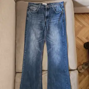 Diesel jeans, säljer dom då dom inte kommit till användning:/  Midjemått: 44cm rakt över Innerbenslängd: 81cm Mycket bra skick! KÖP TVÅ PAR JEANS FRÅN MIN PROFIL OCH FÅ 30% RABATT DE BILLIGASTE!