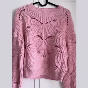 Säljer denna rosa tröja, perfekt nu till hösten💗