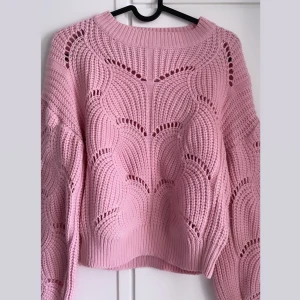 Rosa tröja  - Säljer denna rosa tröja, perfekt nu till hösten💗