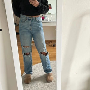 Håliga jeans - Snygga håliga jeans från Gina tricot, i använt skick