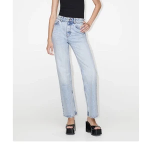 Raka full-length Zara jeans strl 42 - Glömde skicka tillbaka beställning i tid till Zara, så säljer denna helt oanvänd, endast testad på. Satt väldigt bra och ger en snygg baggy stil om man har mindre storlek än 42, jag var vanligt 38/40 på jeans och de satt väldigt snyggt. Långa jeans