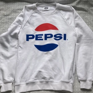 Pepsi tjocktröja  - Pepsi tjocktröja i storlek S Nästan aldrig använd och i bra skick  Skriv för mer bilder/info 🫶🫶