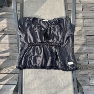 Grå oddmolly blus - Säljer snygg, grå Odd Molly blus med ett väldigt fint blombroderi på baksidan. Säljer därför att den inte riktigt är min stil. Är i bra skick.