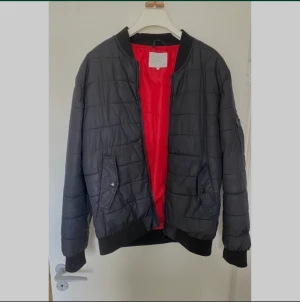 Herrjackor strl S Jack and Jones  - Fint skick  Jacka från Jack and Jones Core  Rött foder  Strl s  Passa på i helgen att buda - FRI FRAKT FRAM TILL SÖNDAGKVÄLL !! 👏👏☀️🤗