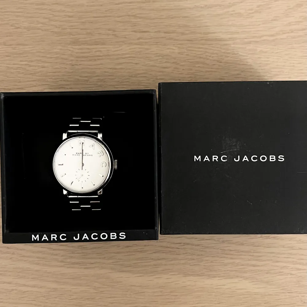 Silver klocka från Marc Jacobs i orginal förpackning. Sparsamt använd. Otroligt fint skick. Alla extra delar på klockbandet medförljer.. Övrigt.