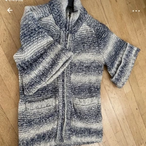Lång kofta Hilfiger denim strl xs  - Endast provad / aldrig tvättad  Så superfint skick  Grå/vit  Strl xs  Snygg med polotröja under.  SÖNDAGKVÄLL🤩