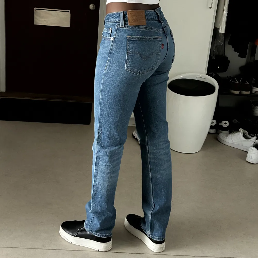 Super fina low Rise byxor!! Passar oss med långa ben då det är 33 längd😁🤌🏾. Jeans & Byxor.