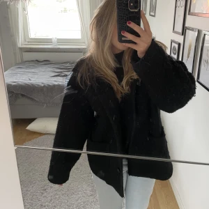 Jacka - Säljer en jättefin tjockare kappa från Monki i storlek S. Säljer då den inte kommer till användning längre. Den har inga defekter,säljer för 200 kr. Ordinarie pris 600 kr 😊