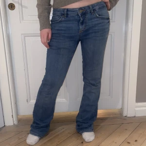 Lågmidjade jeans - Superfina basic lågmidjade utsvängda jeans med stretch, passsar M/L och har långa ben💞Skriv vid funderingar och kolla in mina andra annonser🤩