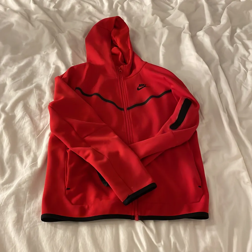 Säljer denna skit snygga röda Nike tröjan då den aldrig har kommit till användning, den är i barn storlek så XL är som xs i vuxen storlek💓. Hoodies.