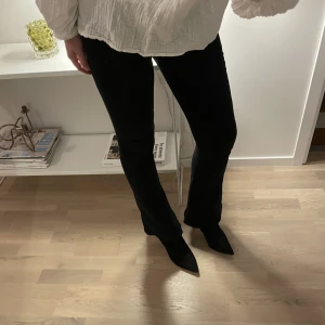 Utsvängda svarta jeans  - Använda men i fint skick! 