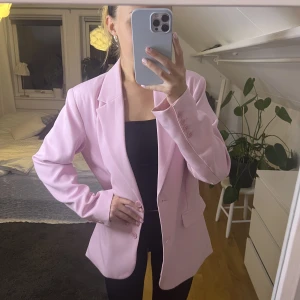 Rosa kavaj  - Så fin rosa kavaj från Gina Tricot! Knappt använd