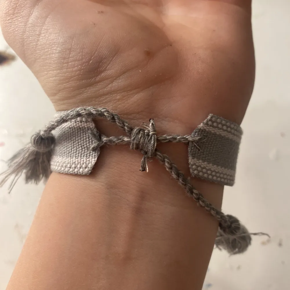 Säljer nu detta tyg armbandet som jag tror kommer från SHEIN då de inte kommer till användning. Använd fåtal gånger. Köpt för 25kr säljer för 15kr+ 12kr frakt. Armbandet går att justera så de passar alla. Kontakta mig om ni är intresserade.. Accessoarer.