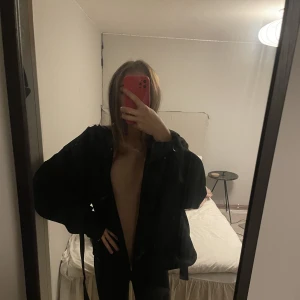 svart kappa med skärp  - Helt oanvänd kappa från boohoo. Nypris 810 kr. Storlek 36/S. 