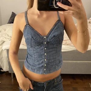 Jeans topp - Älskar denna jeans topp, perfekt till fest eller liknande🫶🫶 köp gärna genom ” köp nu” för en smidig affär💘💘