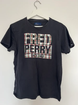 Fred Perry tröja - Snygg T-shirt från Fred Perry. Använts med kärlek men inte försent att få en ny ägare. 