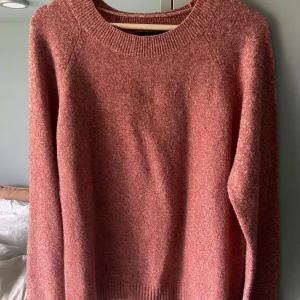 Stickad tröja  - Så mjuk och fin tröja från vero moda i en lite tightare passform, passar mig som oftast har M/S💕 Använd fåtal gånger och i toppenskick💕