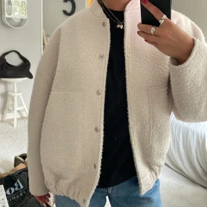 Vit bomberjacka - Vit jacka från Zara, köpt för ett år sen! Slutsåld