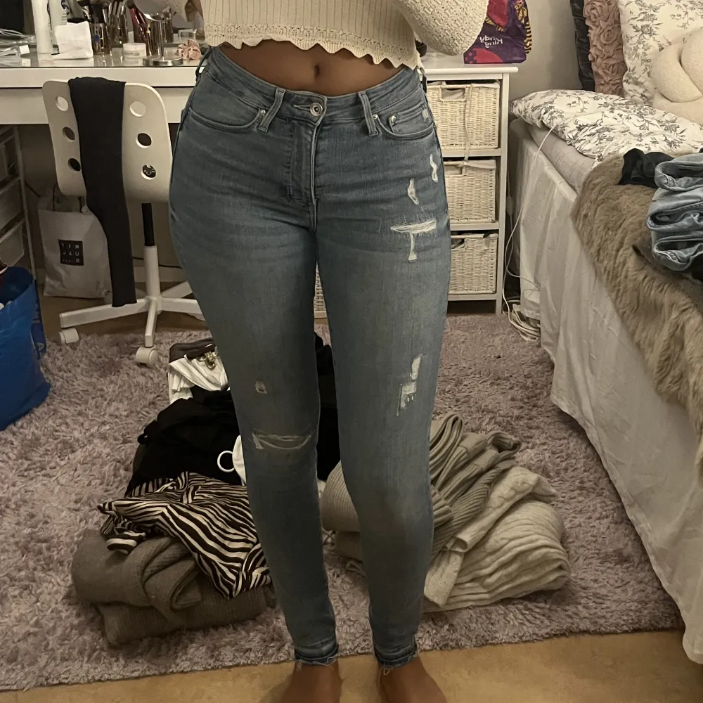 Ett par ljusblåa ripped jeans, köpt från h&m. Jätte bekväma som formar kroppen. I storlek 26/30, dvs 34-36. Använda några fåtals ggr men fortfarande i gott skick.. Jeans & Byxor.