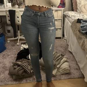 Ett par ljusblåa ripped jeans, köpt från h&m. Jätte bekväma som formar kroppen. I storlek 26/30, dvs 34-36. Använda några fåtals ggr men fortfarande i gott skick.