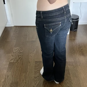 Lågmidjade jeans - Lågmidjade bootcut jeans med coola bakfickor. Midjemått: 82 cm, stretchig. Innerbenslängd: 71 cm. Hon på bilden är 167 cm 💕