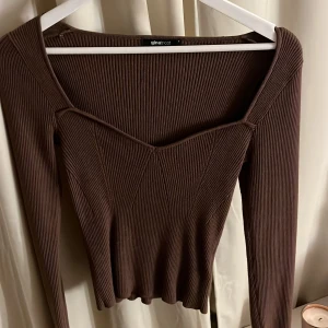 Brun topp - Brun ribbad topp från Gina storlek S. Använd en gång 