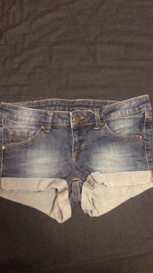 Lågmidjad short - Säljer denna lågmidjade shortsen från mango!!  Jättefin och passar till dig som har Stockholmsstil!!💘😍