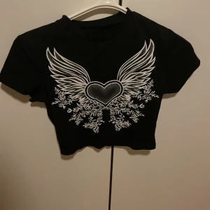 T-shirt  - Superfin topp från Shein som inte kommer till användning längre. Inga fläckar, hål eller andra skador. 