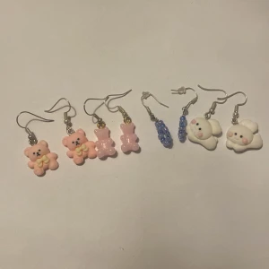 Örhängen  - Säljer ett pack med dessa örhängen för 30kr eller 10kr styck plus frkat! Hemmagjorda och tvättas innan leverans 