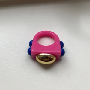 Rosa ring i plast  - Aldrig använd typ en storlek 7 