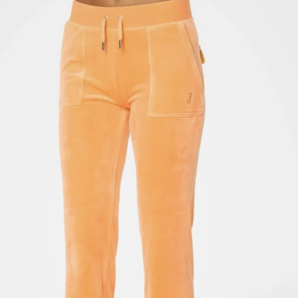 Säljer mina orange juicy byxor eftersom har 2 par och använder inte den ena , pris kan diskuteras . Jeans & Byxor.