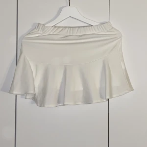 Kjol - Vit kjol med shorts under i storlek S